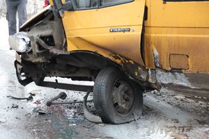 ​В Великих Луках столкнулись маршрутка и «Жигули» (фото)