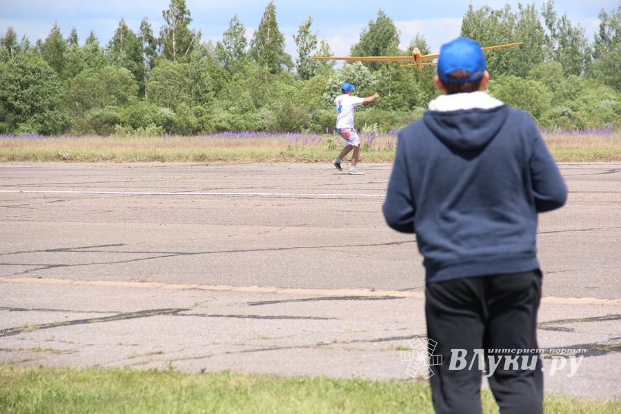 В Великих Луках проходит 7-й Фестиваль авиамодельного спорта (ФОТО)