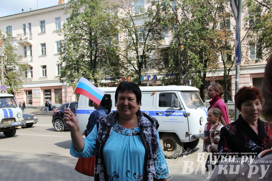 В Великих Луках прошла патриотическая акция, посвященная Дню флага России