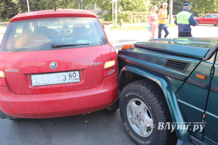 ДТП на Октябрьском в Великих Луках (ФОТО)