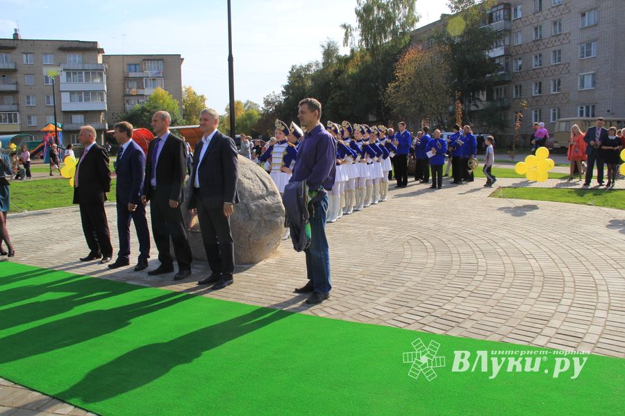 В Великих Луких благоустроили сквер на ул. Жукова (фото)