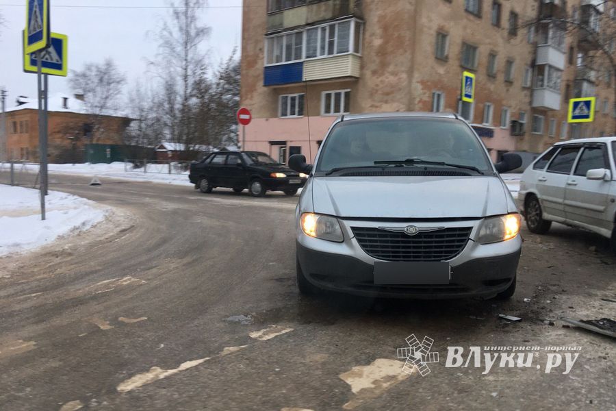 ФОТОФАКТ: Очередное ДТП в Великих Луках