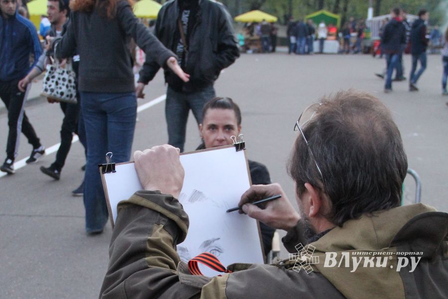 ​Праздничным концертом и салютом завершились празднования Дня Победы в Великих Луках (фото)