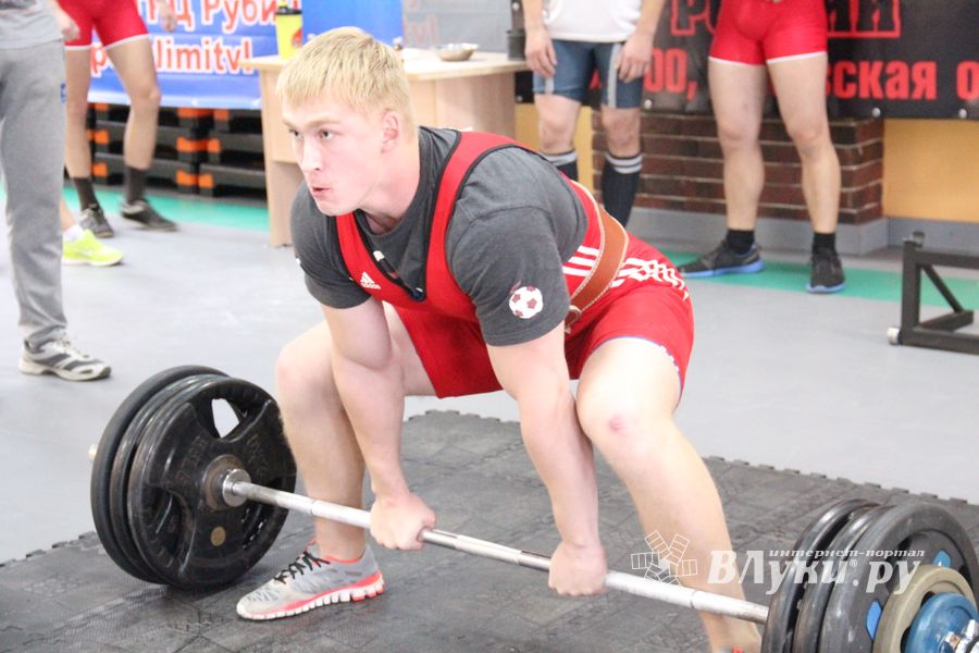 В Великих Луках прошел открытый городской турнир по пауэрлифтингу (фото)