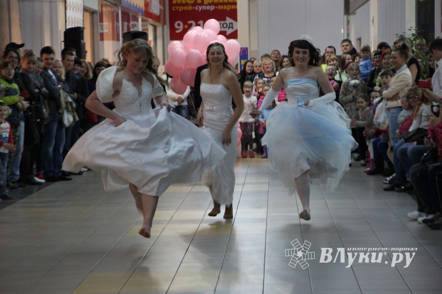 В Великих Луках бегали невесты (ФОТО)