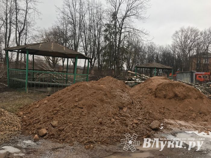 В Великих Луках приводят в порядок территорию Хирургического корпуса больницы (ФОТО)