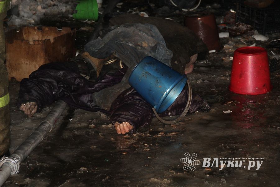 Фоторепортаж: пожар на Зверева в Великих Луках (ФОТО 18+)