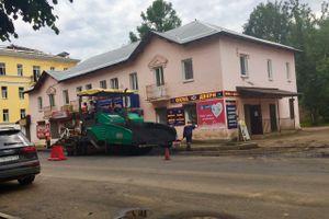 Припаркованные у обочин автомобили вновь мешают ремонту дорог (ФОТО)