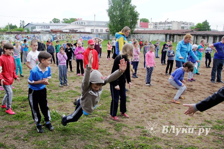 Ребята из пришкольных лагерей соревновались в «Весёлых стартах» (ФОТО)