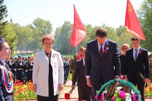 По центральному проспекту Великих Лук прошёл  «Бессмертный полк» (0+) (ФОТО)