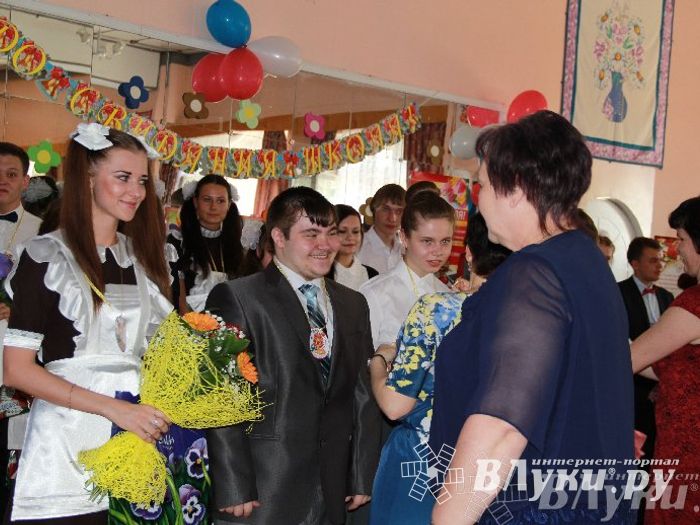 В Великих Луках прозвенели «Последние звонки»