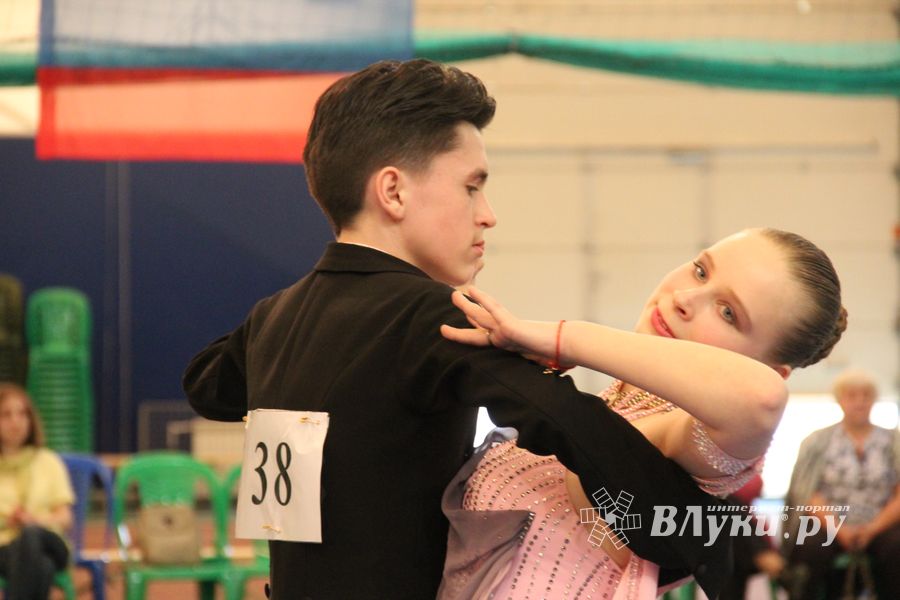 В Великих Луках прошел турнир по спортивным бальным танцам (ФОТО)
