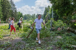 Небезразличные великолучане помогают убрать город после урагана (ФОТО)