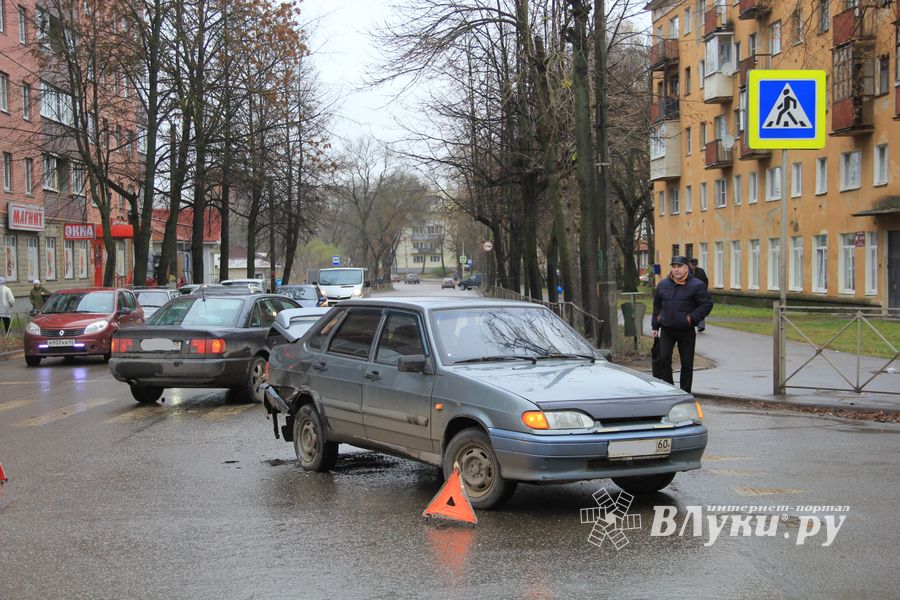 В районе Смоленского рынка произошли два ДТП (ФОТО)