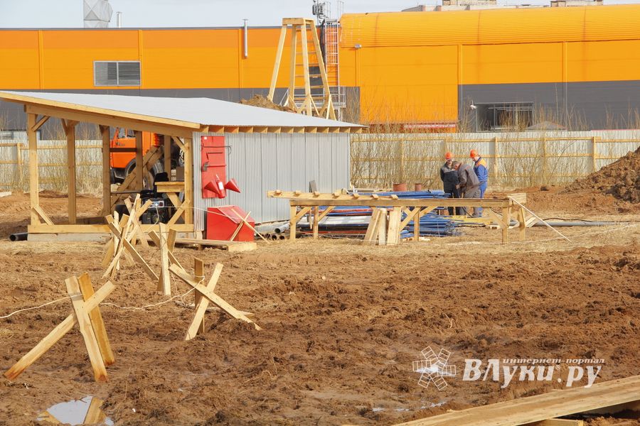 На стройплощадке нового физкультурного комплекса завершена разработка котлована под здание ледового катка