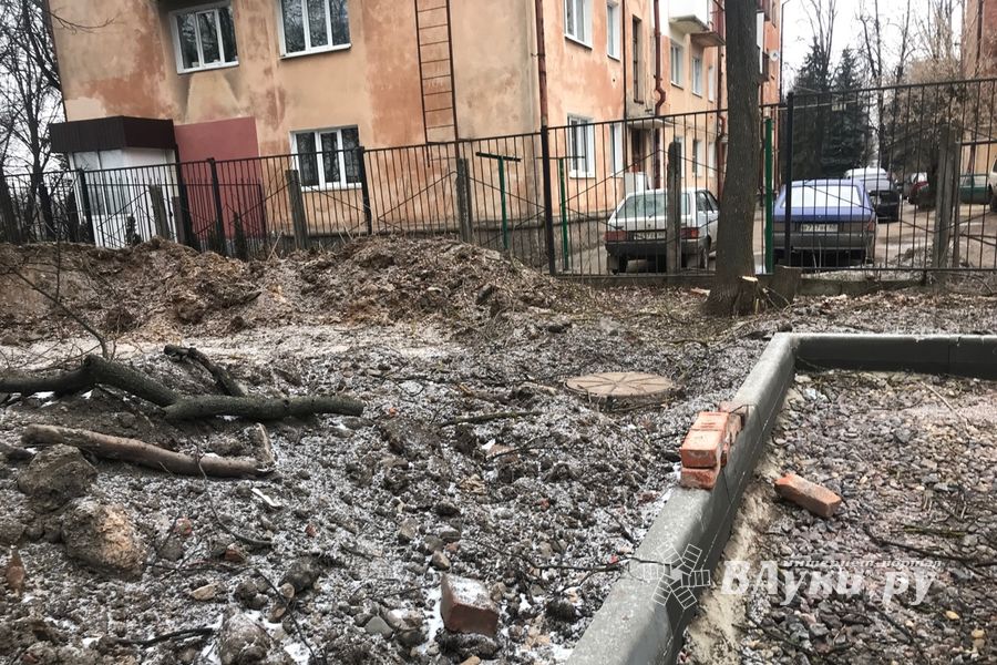 В Великих Луках приводят в порядок территорию Хирургического корпуса больницы (ФОТО)