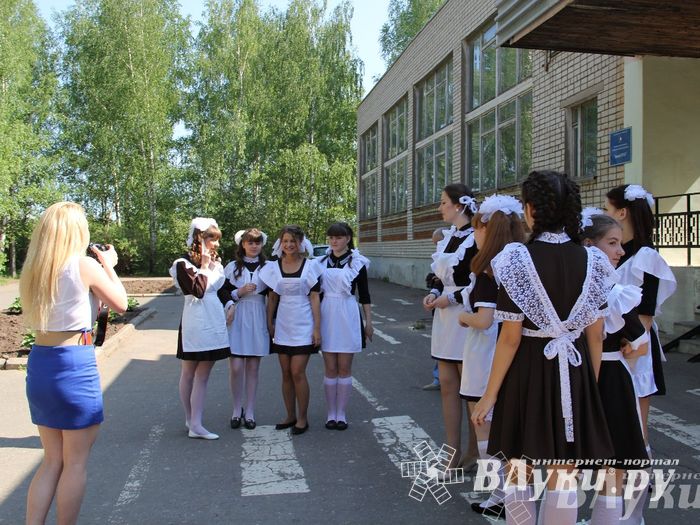 В Великих Луках прозвенели «Последние звонки»