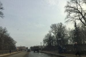 Центральный мост через Ловать в Великих Луках убирают от снега (ФОТО)