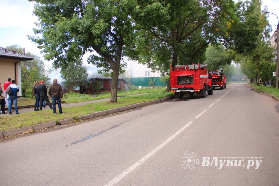 В Великих Луках пожарные тушат барак (ФОТО)