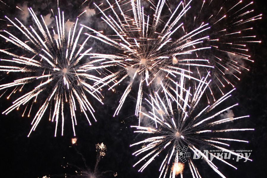 Праздничный салют в честь Дня города