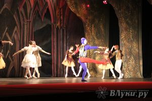 Московский театр «Корона Русского Балета» представил великолучанам балет «Лебединое озеро»