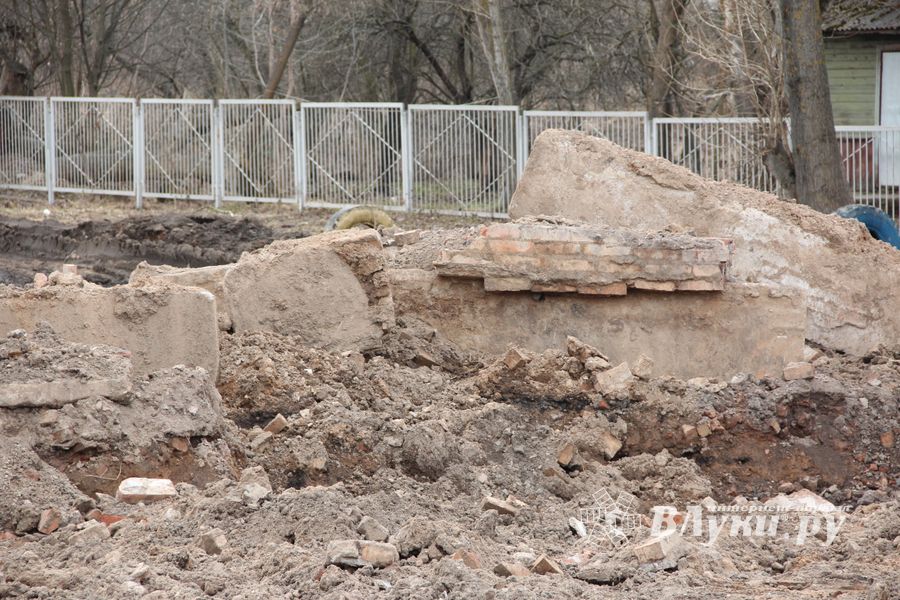 Строительство новой школы в Великих Луках — все идет по плану (ФОТО)