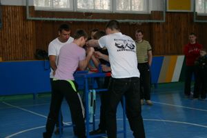 В соревнованиях по армрестлингу победили дети