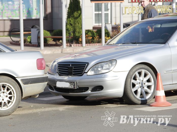 ​Водителя «Мерседеса» в Великих Луках подвела реакция (ФОТО)