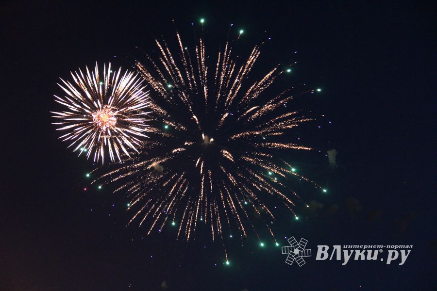 Праздничный концерт и салют в честь Дня Победы в Великих Луках (ФОТО)