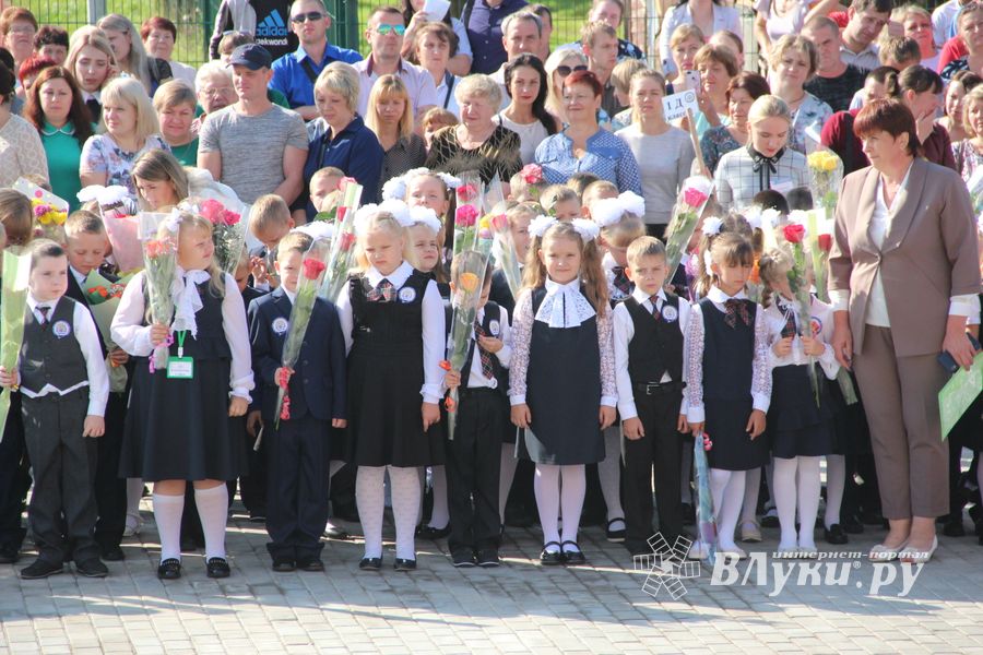 В Великих Луках торжественно встретили День знаний (ФОТО)