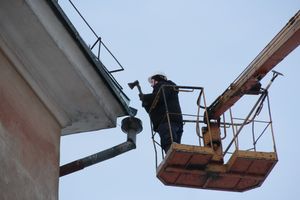 На Нелидовской сбивают сосульки (ФОТО)