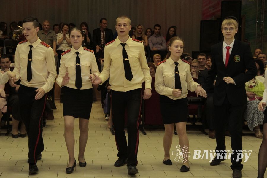 В Великих Луках состоялся кадетско-лицейский бал (ФОТО)