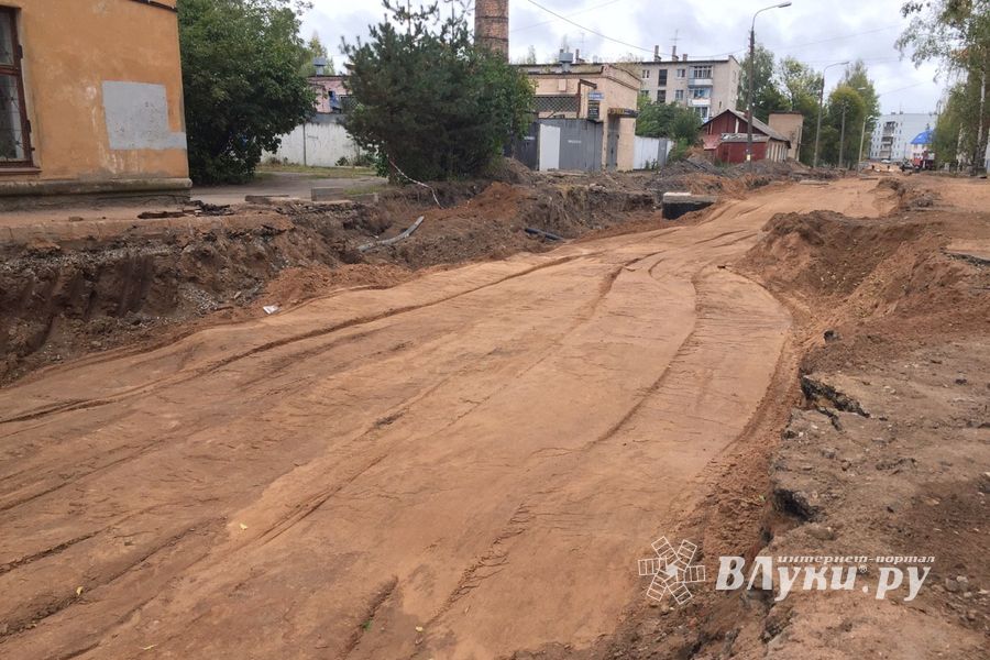 В Великих Луках ремонтируют дороги и улицы (ФОТО)