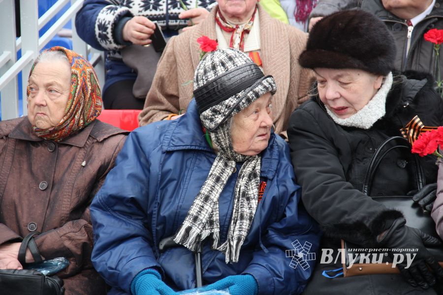 В Великих Луках прошел Парад Победы (ФОТО)