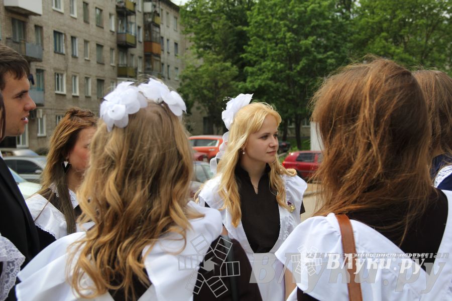 «Последний звонок» в школах Великих Лук