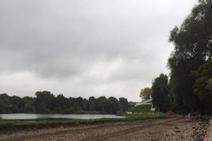 В Великих Луках продолжают благоустраивать городской парк (фоторепортаж)