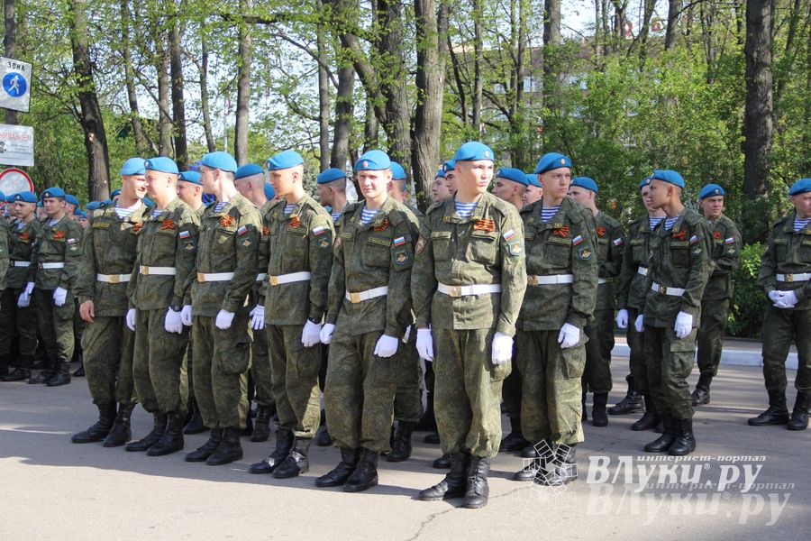 Парад Победы в Великих Луках (фото)