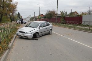 В Великих Луках неизвестный водитель, попав в ДТП, бросил автомобиль и скрылся (ФОТО)