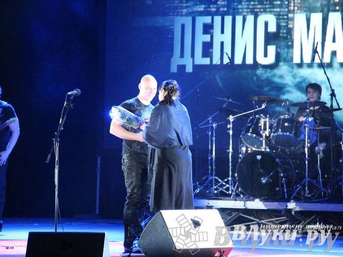 В Великих Луках состоялся концерт Дениса Майданова