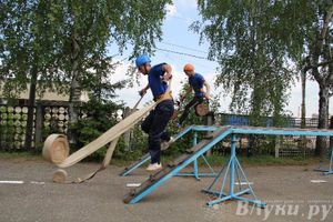 В Великих Луках прошли соревнования среди пожарных