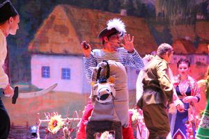 Кони стоят пьяные, хлопцы запряженные — в ГДК Ленина сыграли «Свадьбу в Малиновке» (ФОТО)