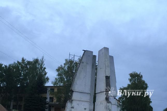 ​В Великих Луках реконструируют памятник в честь 800-летия города (фото)