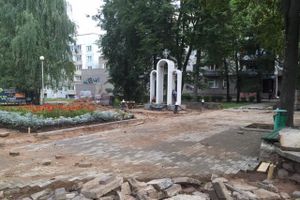 В Великих Луках продолжают обновлять сквер у памятного знака великолучанам, погибшим в «горячих точках» (фото)