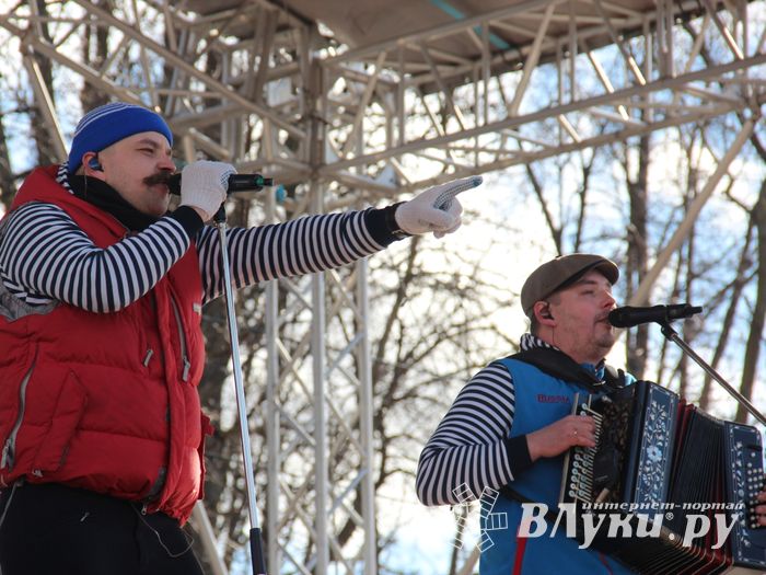 В Великих Луках широко отметили Масленицу (ФОТО)