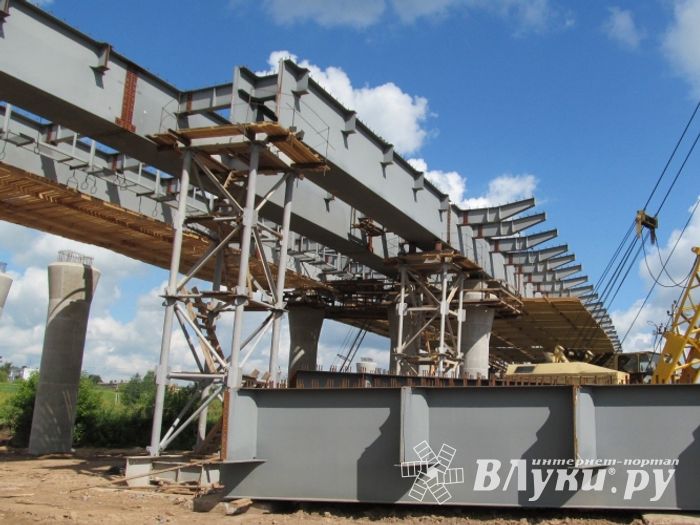 В Великих Луках на путепроводе завершена надвижка левого пролета (ФОТО)