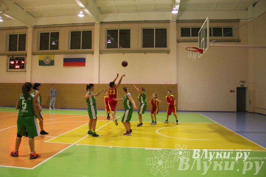 Интересный баскетбольный матч прошел в Великих Луках (фото)
