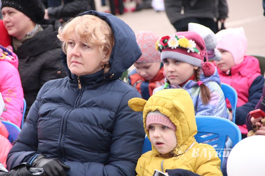 В Великих Луках проходит Весенняя ярмарка