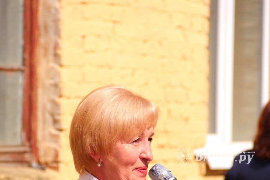 В Великих Луках прозвенели «последние» звонки (ФОТО)