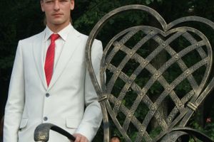 Торжественное открытие парковой скульптуры «Кресло влюбленных»