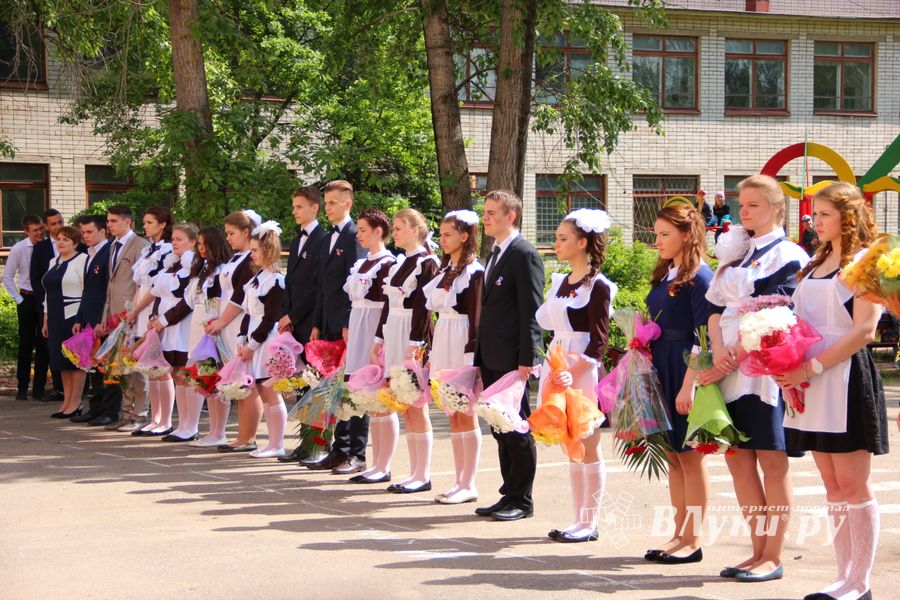 В Великих Луках прозвенели «последние» звонки (ФОТО)